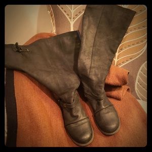 **SOLD** Steve Madden boots size 7.5, calf length